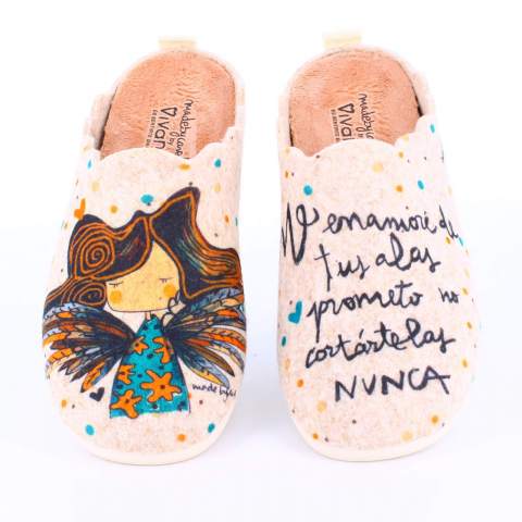 Zapatilla de Casa "Me enamoré de tus alas, prometo no cortarlas nunca" Fieltro Beig