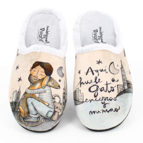 Zapatillas de Casas "Aquí huele a gato encerrao y mimao" Beige